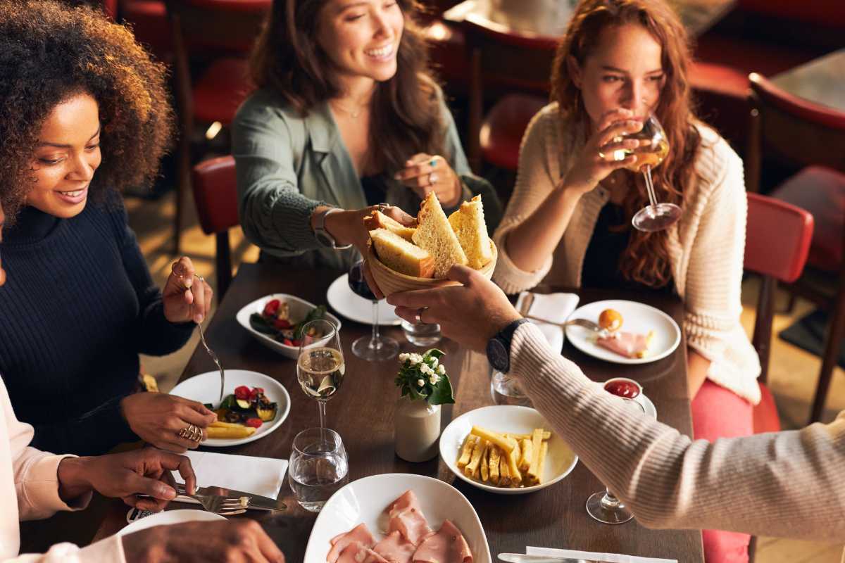 Mercato settimanale e botteghe tipiche nel centro storico di Limone sul Garda, banchi di formaggi, limoni e olio d’oliva, atmosfera vivace