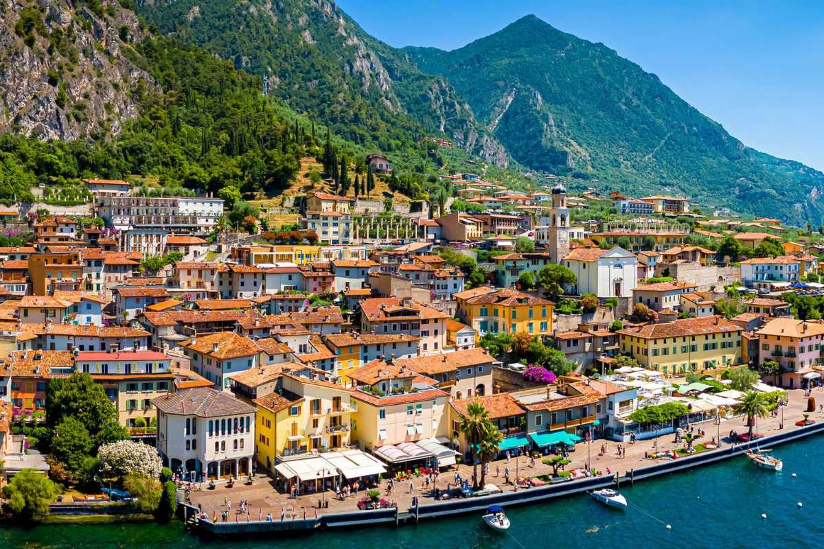 Escursione a piedi sul Sentiero del Sole sopra Limone sul Garda, panorama del lago dall’alto, escursionisti sorridenti